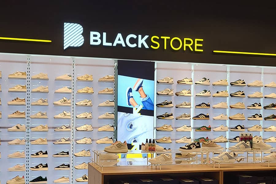 Conception et fabrication de caissons lumineux pour l’enseigne BlackStore